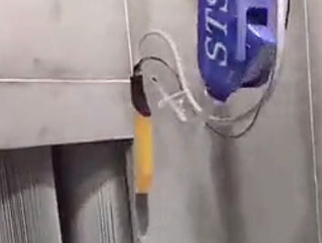 单机散热器喷粉机械手