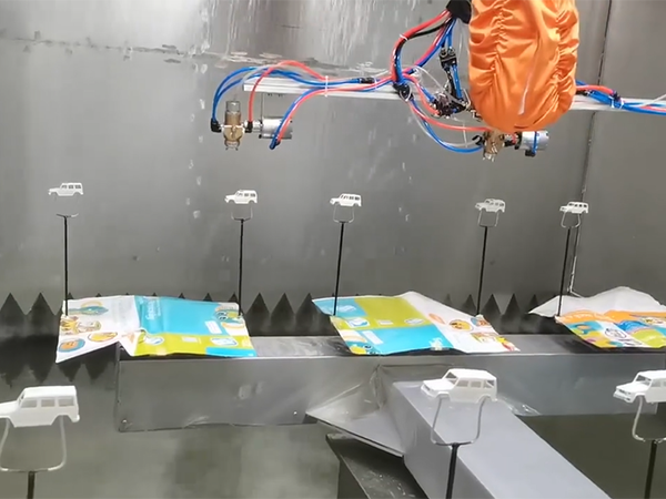 玩具汽车壁挂喷涂机器人